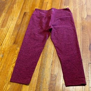 Beyond yoga crops, size medium
